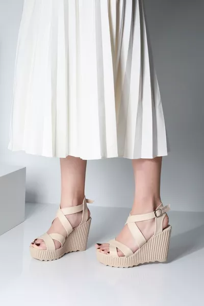 حذاء نسائي بكعب سميك ومنصة جلدية من فاليسيا نود