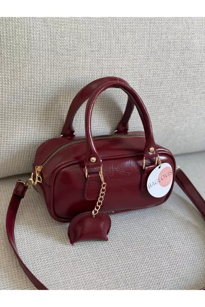 حقيبة كتف نسائية صغيرة بورغندي بتفاصيل جلدية صغيرة