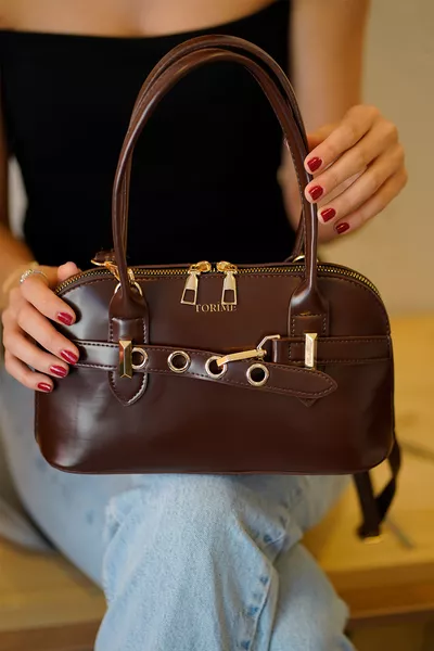 Borsa a tracolla da donna in pelle vegana marrone con dettagli a cintura – Accessori dorati & versatile