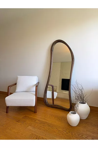 ОГЛЕДАЛО ЗА СТАЯ С ЕСТЕСТВЕНА ДЪРВЕНА РАМКА  СМ (ОРЕХ) С КРАКА