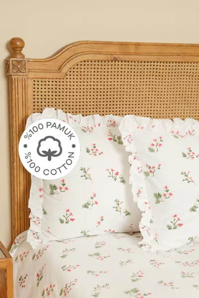 طقم شراشف مزدوجة بحافة متموجة من القطن بنسبة % باللون الأحمر من سيلفي