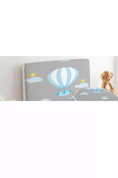 Bettkopfbezug auf dem Boden mit blauem fliegendem Ballon