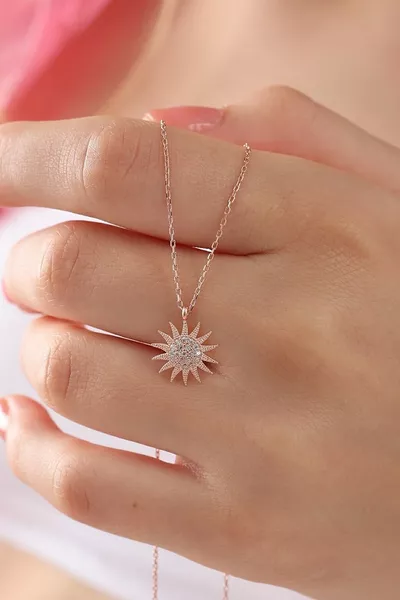 قلادة بطبقة وردية من الفضة عيار  بسلسلة، مزينة بحجر زركون أبيض على شكل شمس