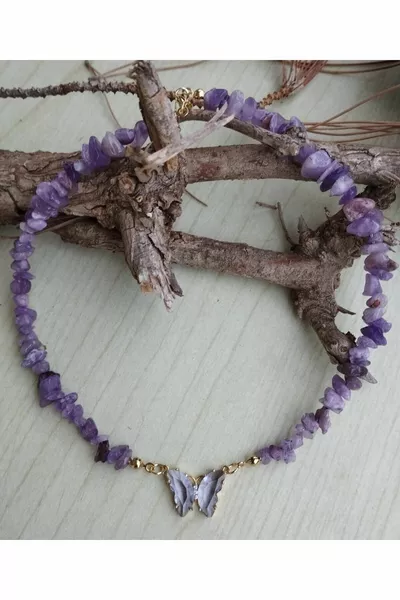 Amulettkette aus Amethyst mit Glühschmetterling und natürlichem gebrochenem Stein