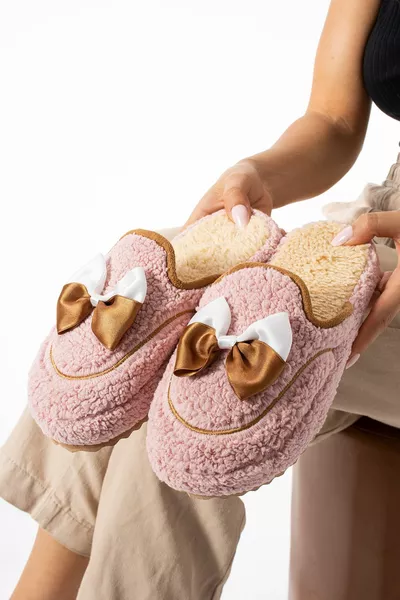 Poederkleurige strik damespantoffels voor de winter