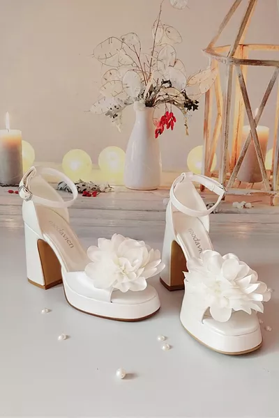 حذاء زفاف نسائي بارتفاع  سم مع تفاصيل وردة بيضاء