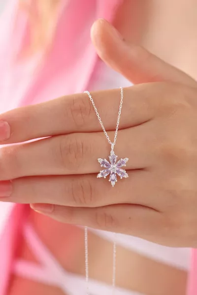 قلادة نسائية من الفضة عيار  بسلسلة، حجر ليلك قطرة، زهر اللوتس والكاميليا