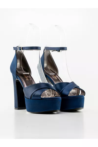 مضمون عدم الانزلاق، ساتان كحلي بارتفاع  سم. خفيف، ونعلَه مقاوم للانزلاق. مريح وموزون بشكل كبير.