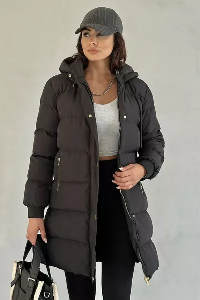 Дамско черно дълго пухено яке - с качулка и златни детайли