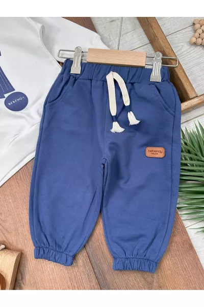 طقم أطفال ولد واسع الحجم مزين بحروف بارزة وتفاصيل شعار مع قبعة