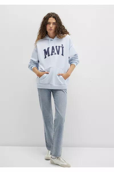 سويت شيرت بغطاء رأس مطبوع عليه الشعار 