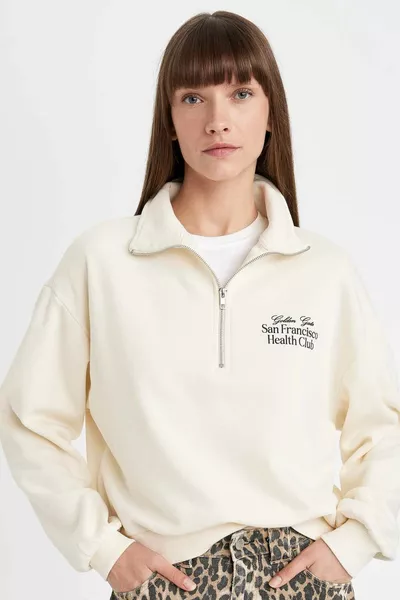 سويت شيرت سميك بياقة عالية ونصف سحاب ومطبوع بمقاس عادي AU