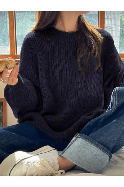 كنزة نسائية صوفية فضفاضة برقبة دائرية باللون الأزرق الداكن