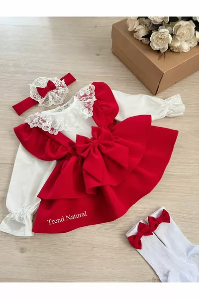 Mädchen- und Baby-Outfit mit rotem Trägerkleid, gestufter Rock, Latzkleid, Hemd, Bandana und Strümpfen