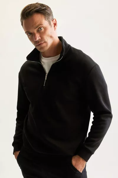 سويت شيرت مريح بسحاب و ياقة قائمة، قطن ثلاثي الخيوط، مبطن من الداخل بالفِلِس، تصميم مريح ومقاس عادي، سميك