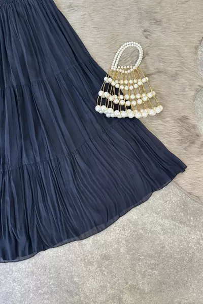 لارا تنورة كحلية