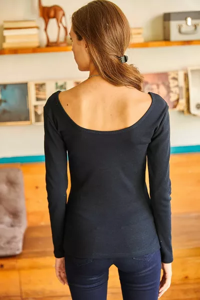 Camicetta da donna blu navy con scollo largo 