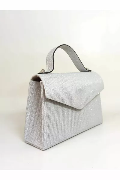 حقيبة نسائية بفضة اللون من القماش اللامع مع حزام سلسلة فضية
