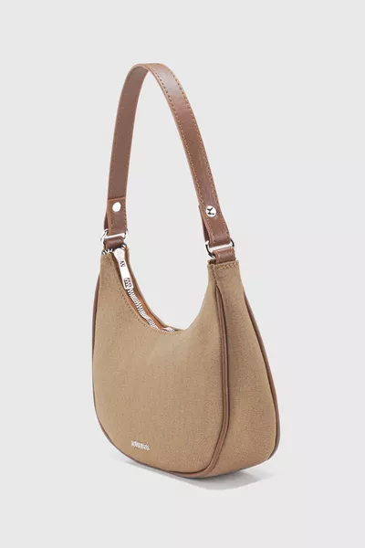 حقيبة يد نسائية بنية من القماش على شكل هلال 