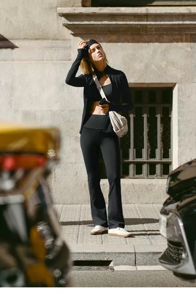 حقيبة صغيرة مبطنة بحمالة كتف متقاطعة