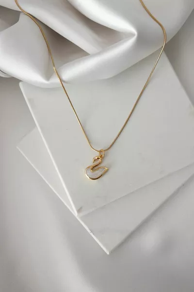Collier féminin élégant en acier conçu avec un cygne plaqué or et une chaîne en acier