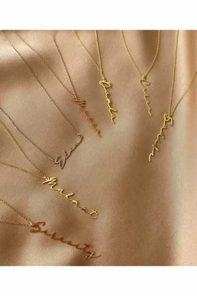 Колие с трендова висулка с вертикално име