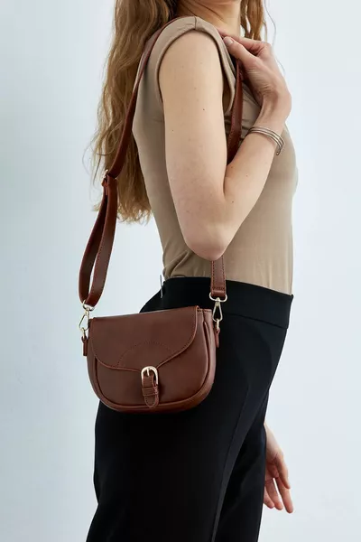 حقيبة نسائية بنية بغطاء وحمالة عابرة