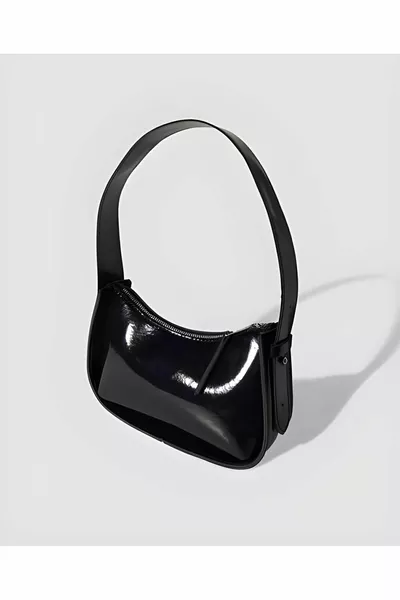 Sac à main et sac bandoulière en cuir verni noir