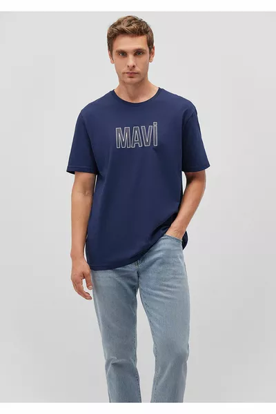 تي شيرت أزرق كحلي مطبوع بشعار عادي / قصة عادية 