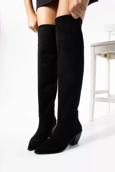 حذاء من جلد الغزال الأسود فوق الركبة