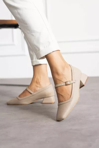 ماري جين مغلقة الظهر كريم الجلد المرأة مربع اصبع القدم قبعة صلبة قصيرة الكعب المحظور