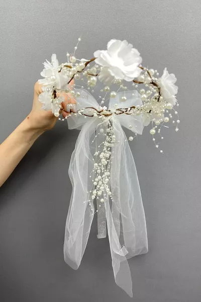 Специальный дизайн свадебной короны и аксессуара на открытом воздухе с плотным жемчужным бантом