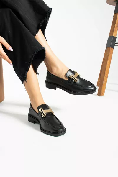 Mocassins décontractés détaillés à boucle de couleur noire pour femmes