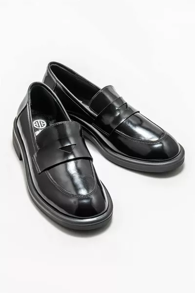 جلد أسود نسائي لوفر