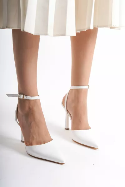 المرأة الجلد الأبيض حزام الظهر الكعب