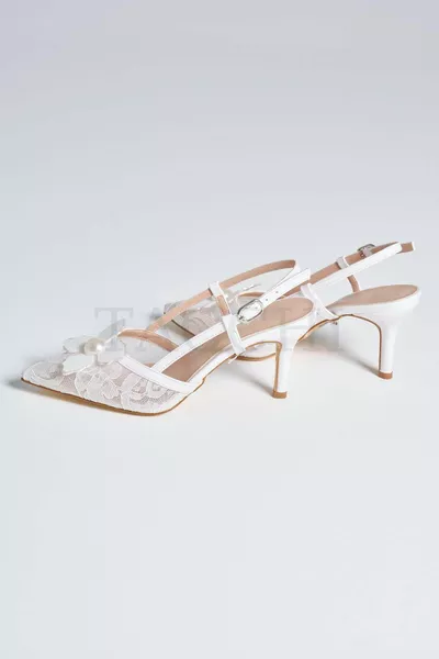 حذاء ليورا أبيض بكعب دانتيل مزين باللؤلؤ والزهور