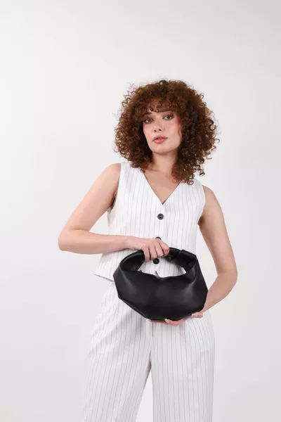 Дамска черна чанта с малък багет с детайлен цип