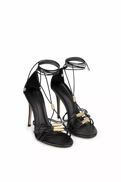 حذاء بكعب مرتفع مع إكسسوارات معدنية