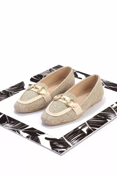 حذاء لوفر نسائي من الخوص باللون البيج 