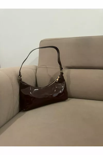 Женская сумка через плечо из лакированной кожи горького кофе