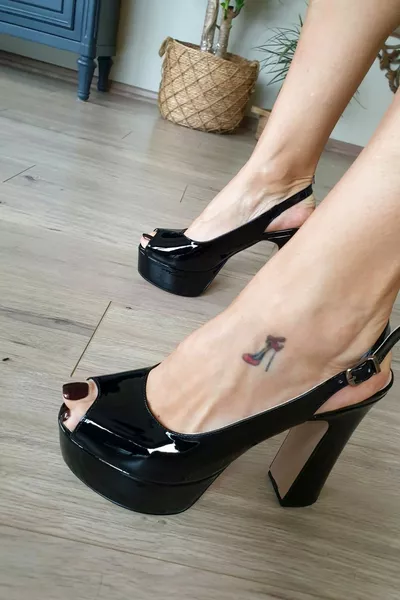 Offene Plateauabsätze aus schwarzem Lackleder für Damen  