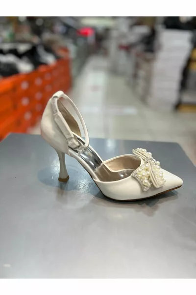 حذاء نسائي بكعب مرتفع ومرصع بأحجار التاج