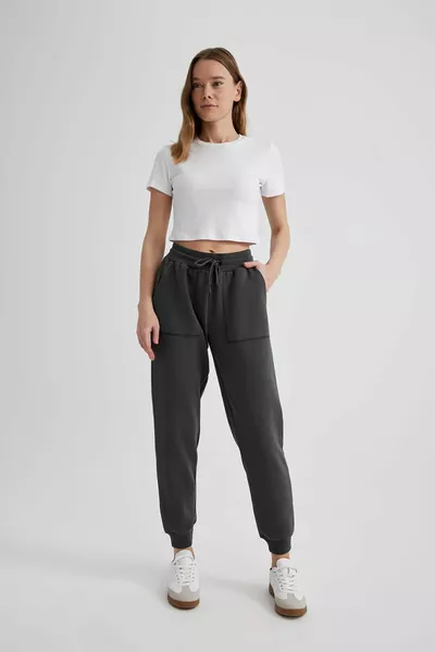 Jogger Hose mit hoher Taille und dickem Sweatshirt aus Stoff