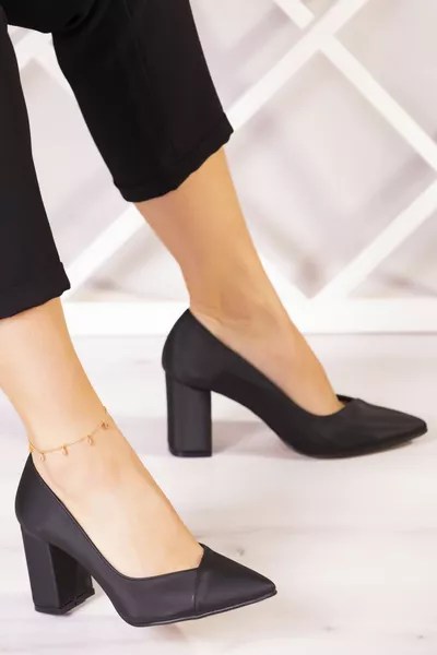 Belinda Plus Chaussures de soirée à talons épais en satin noir 7 cm.