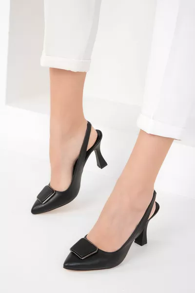 الكعب الكلاسيكي للمرأة السوداء 