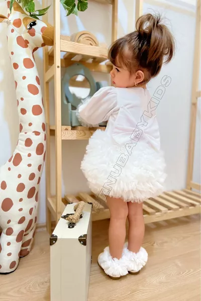 Бяла рокля за момиченце с дълъг ръкав - принцеса