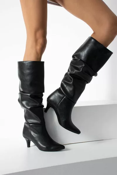 أحذية نسائية بكعب عال