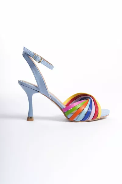 حذاء صندل بكعب رفيع أزرق فاتح متعدد الألوان بحزام كروس
