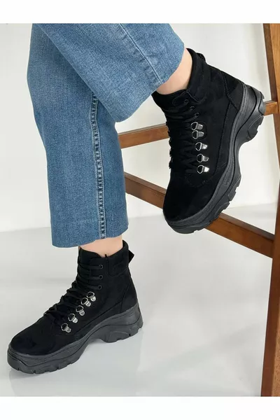 Schwarze Schneestiefel aus Wildleder