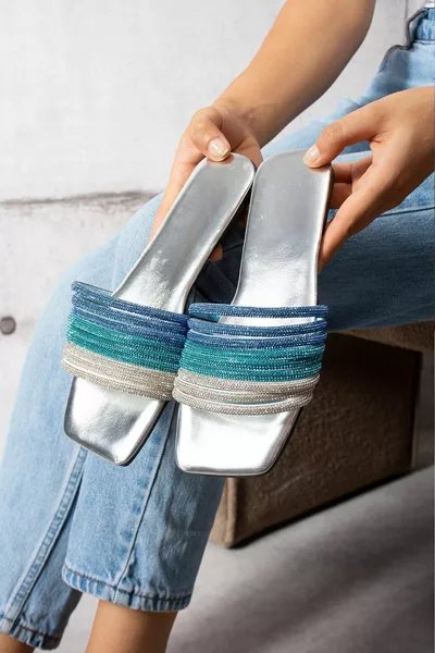 صنادل نسائية أنيقة بأحجار عصرية